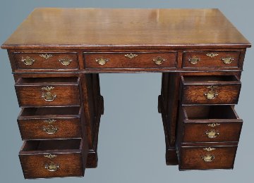 Good Quality Oak Kneehole Pedestal Desk画像