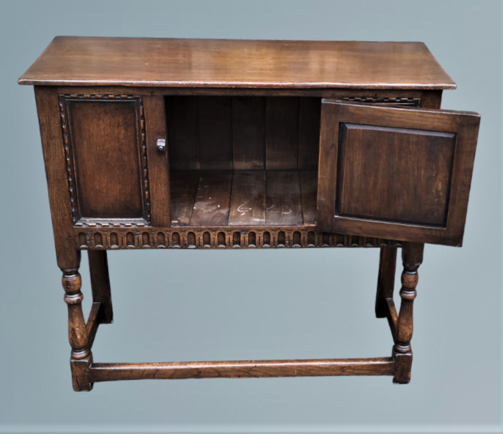 Oak Credence Cupboard画像