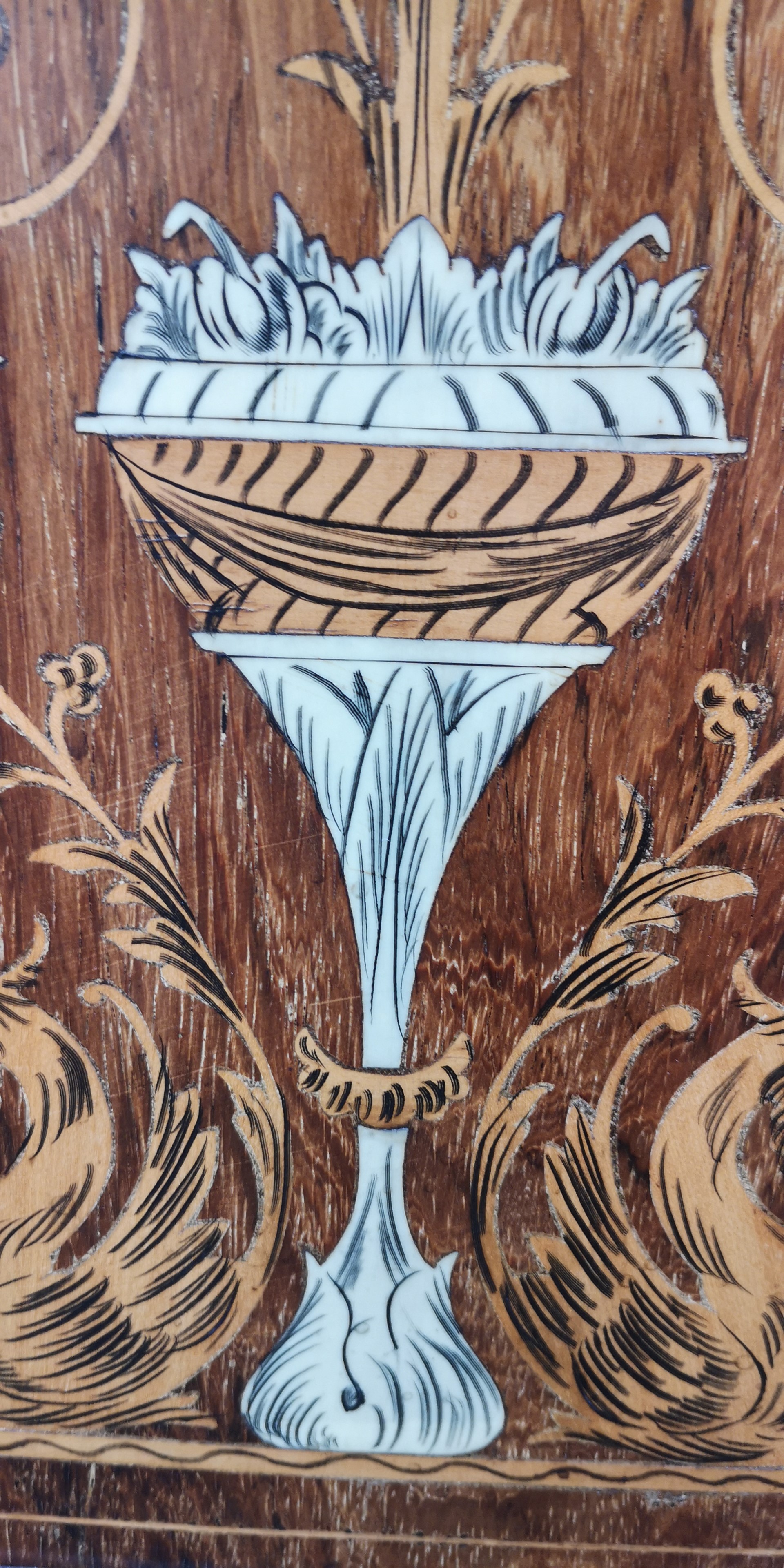 Decorative rosewood side cabinet画像