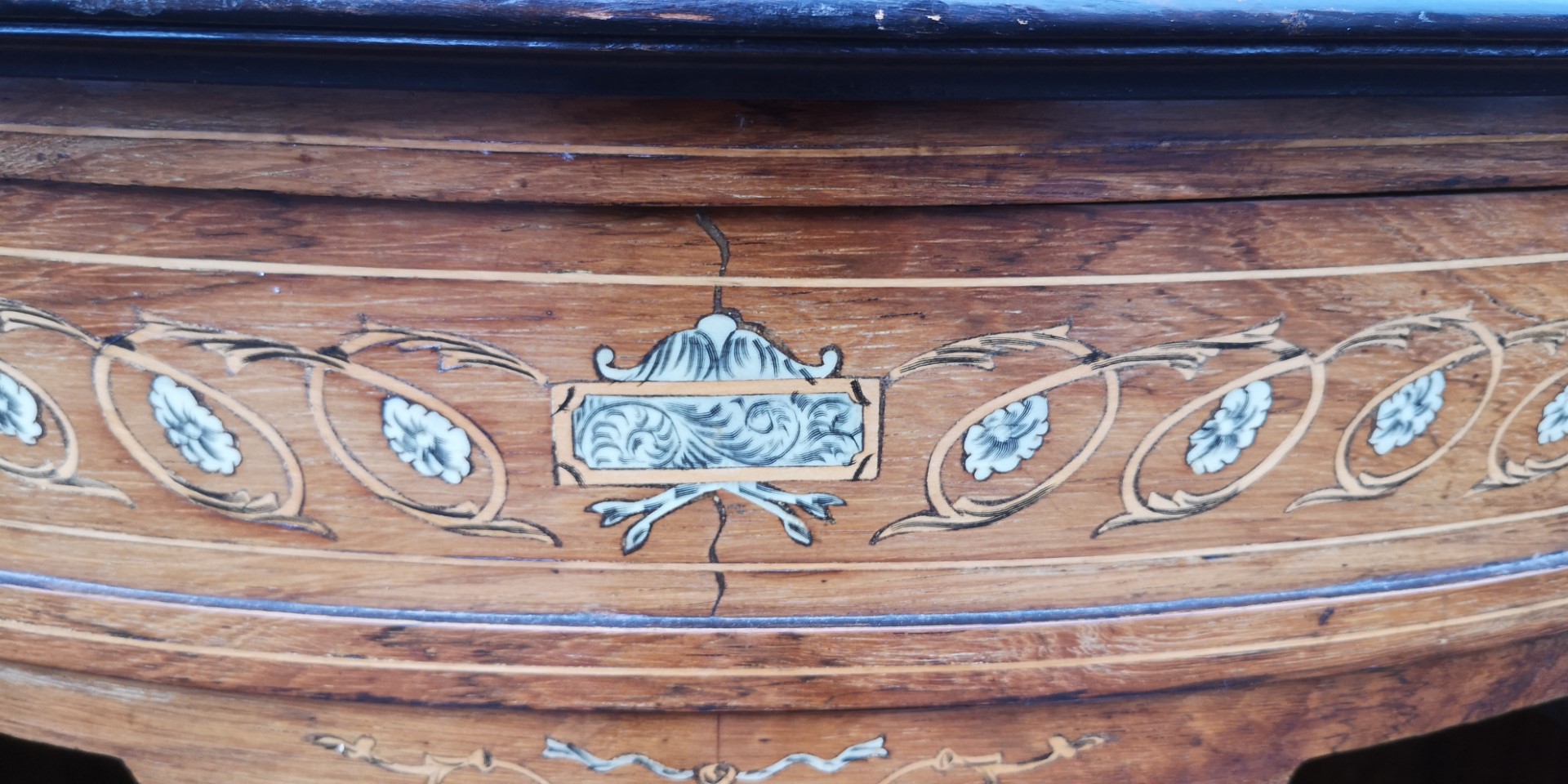 Decorative rosewood side cabinet画像