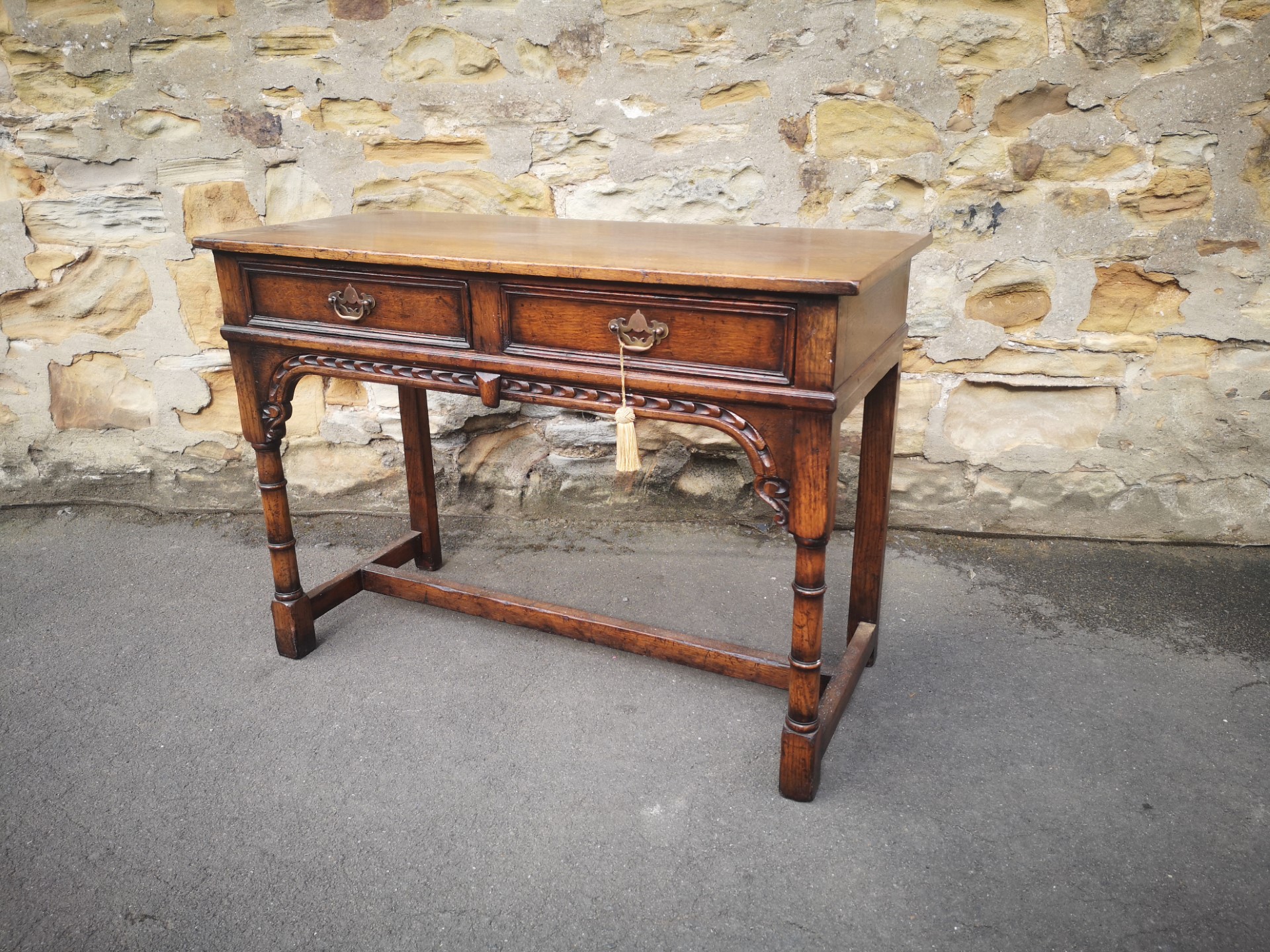 Titchmarsh and Goodwin oak table画像