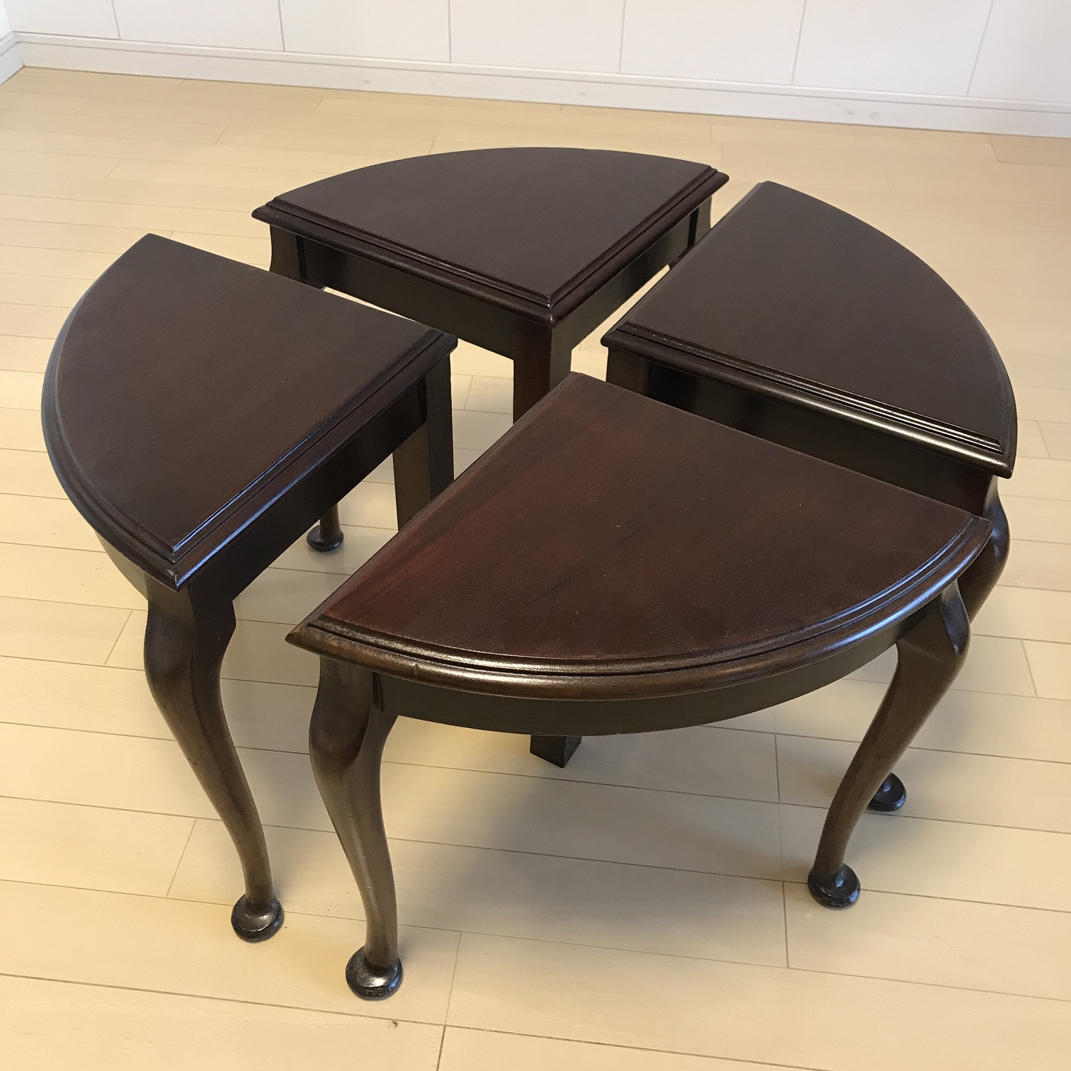 Walnut nesting table画像