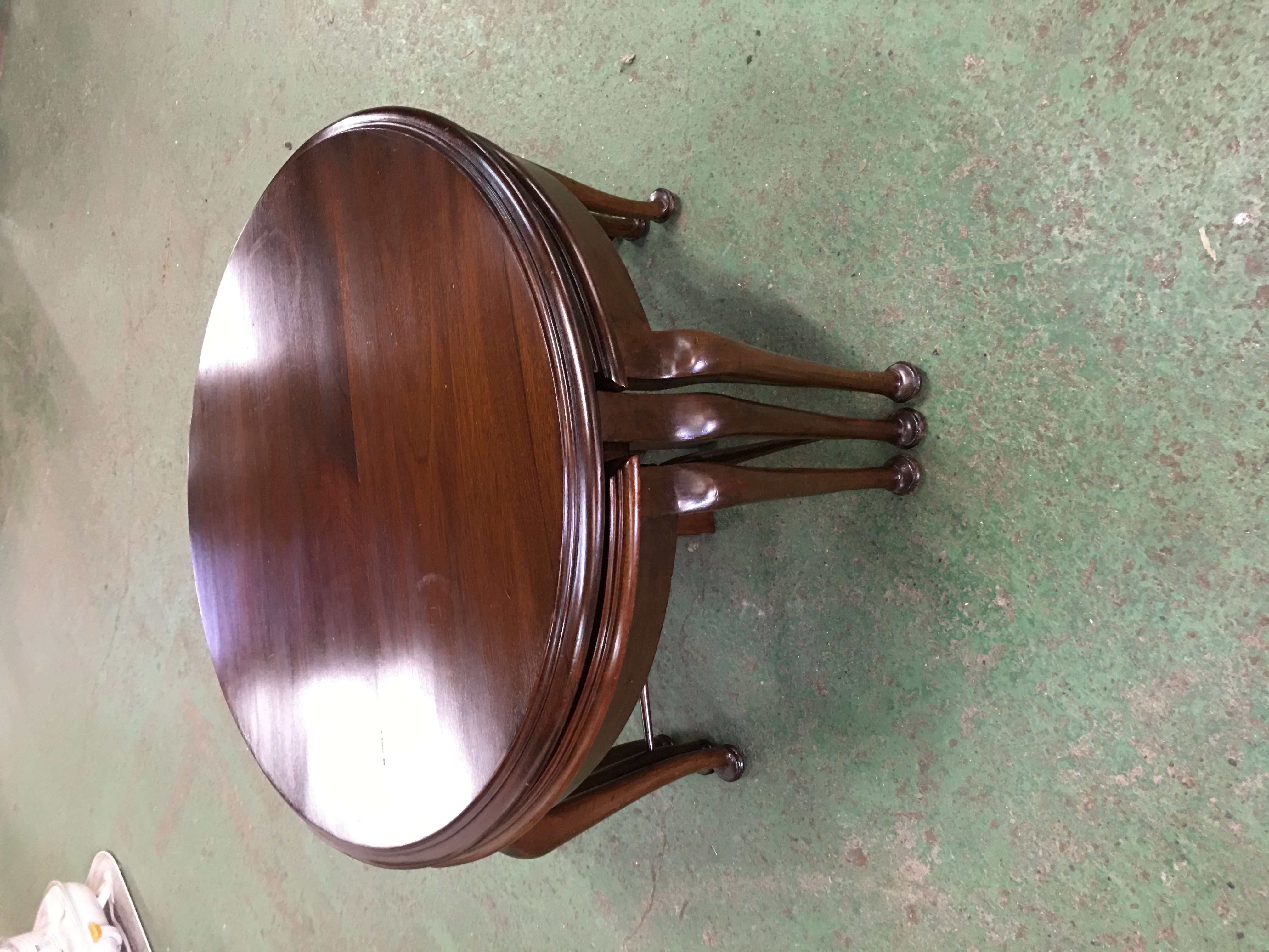 Walnut nesting table画像