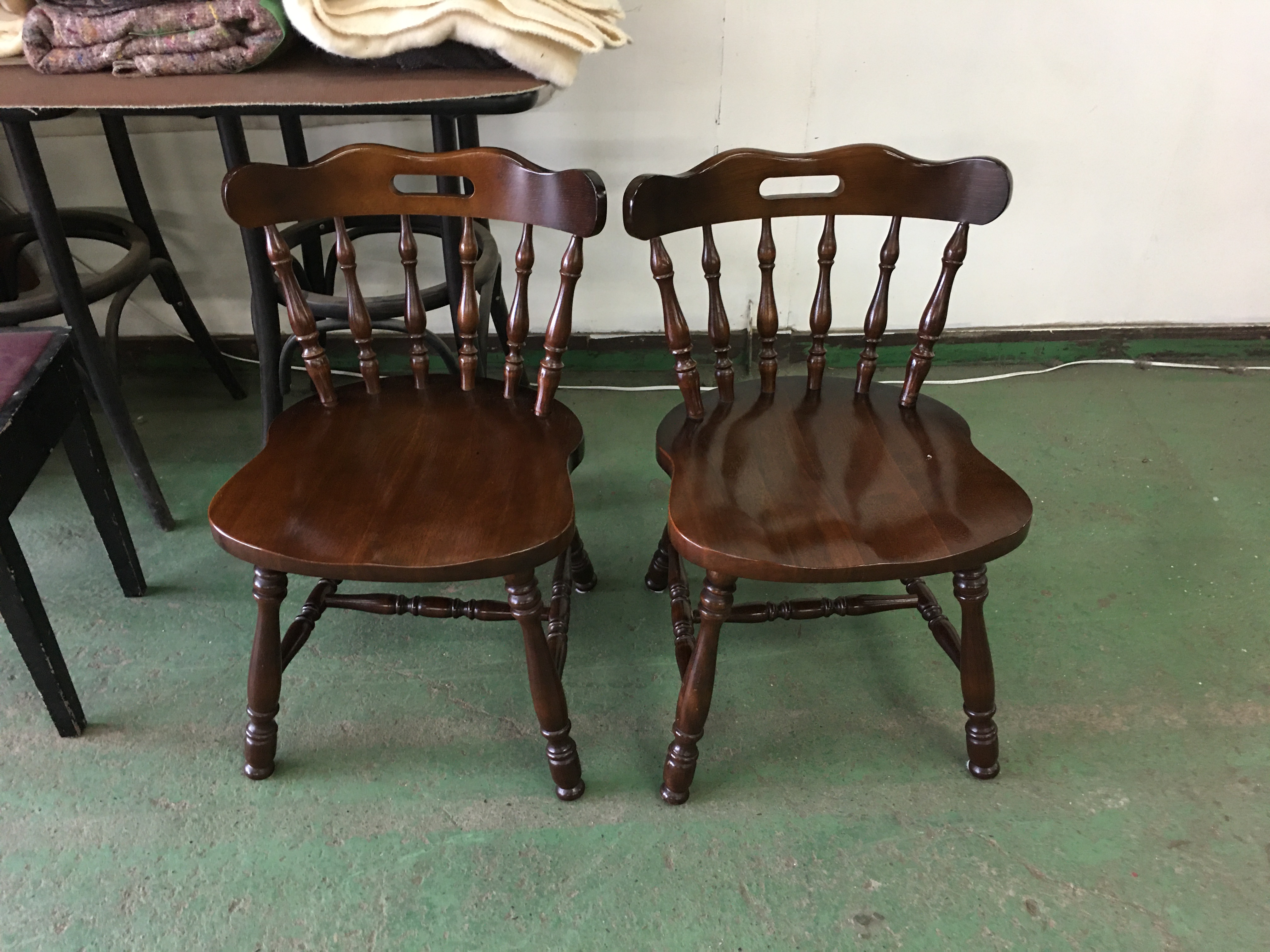 Pair of J-Woodpecker brand dining chairs画像