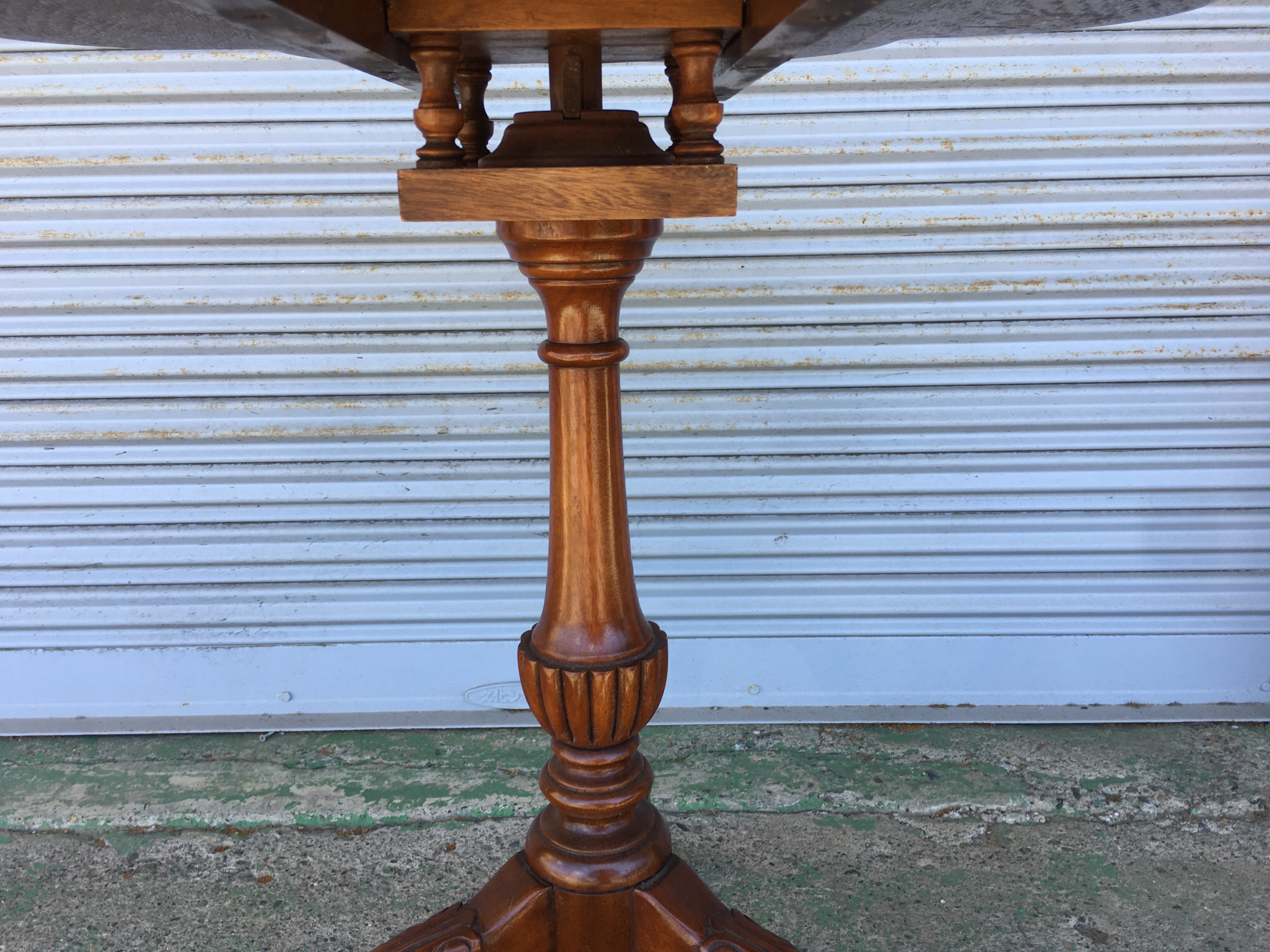 Georgian Style Burl Walnut Tilt & Rotate Bird Cage Table画像