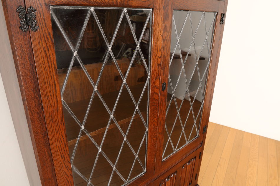 Oak leaded door bookcaseの画像