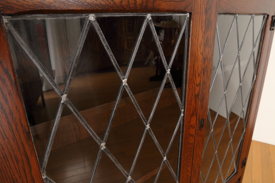 Oak leaded door bookcaseの画像