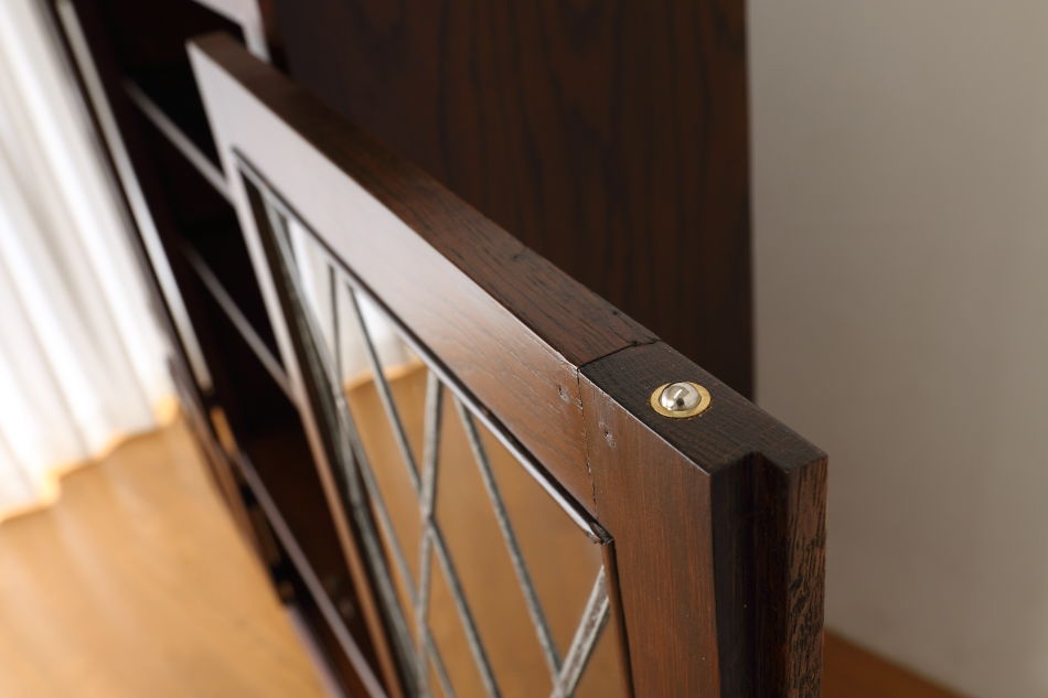 Oak leaded door bookcaseの画像