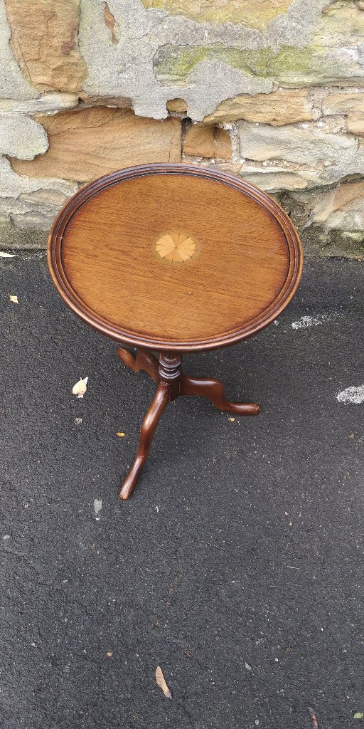 Three tables Bの画像