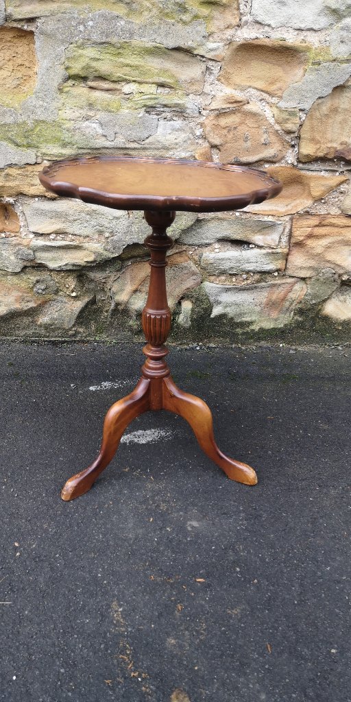 Three tables Cの画像