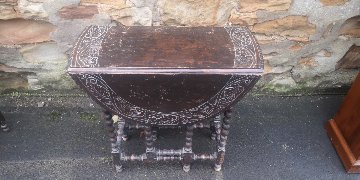 Two carved gate leg tables A画像