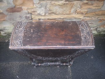 Two carved gate leg tables A画像