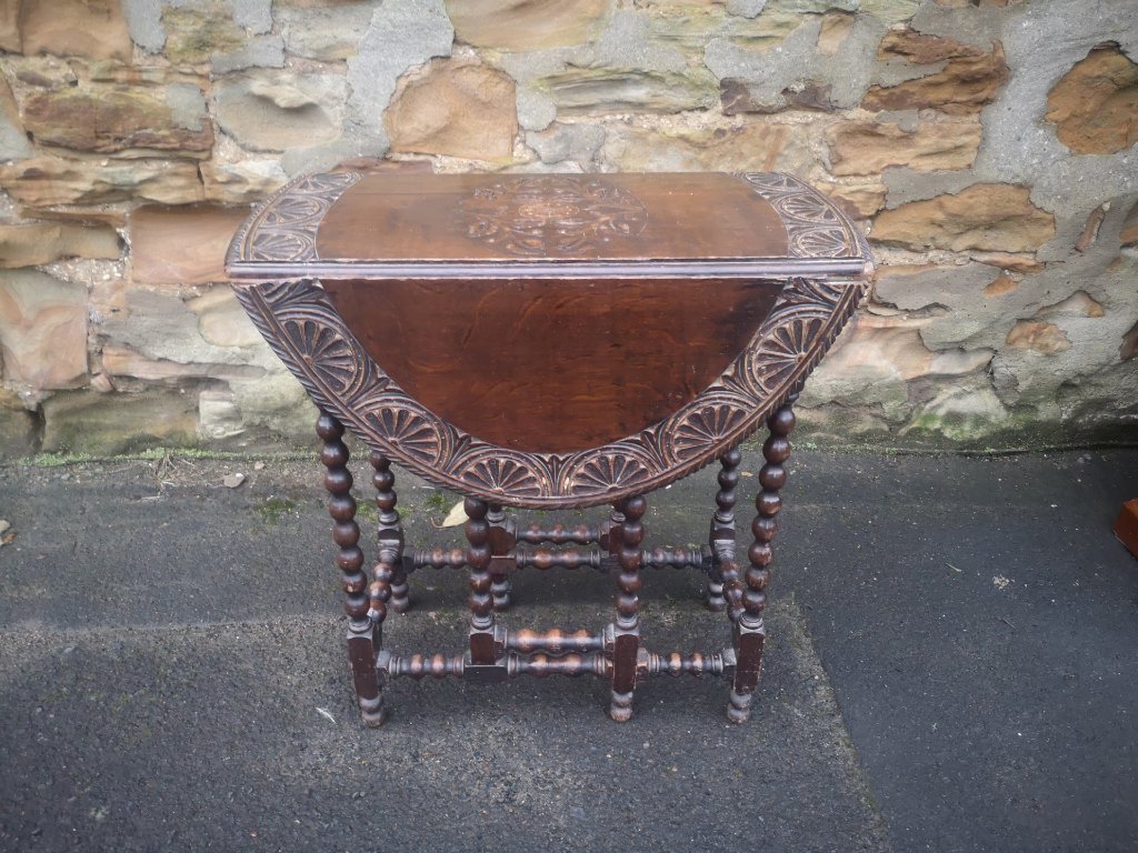 Two carved gate leg tables Bの画像