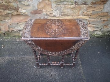 Two carved gate leg tables B画像