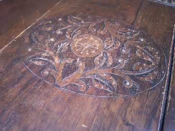 Two carved gate leg tables B画像