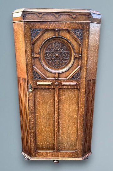 Carved oak hall wardrobe画像