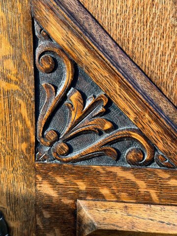 Carved oak hall wardrobe画像
