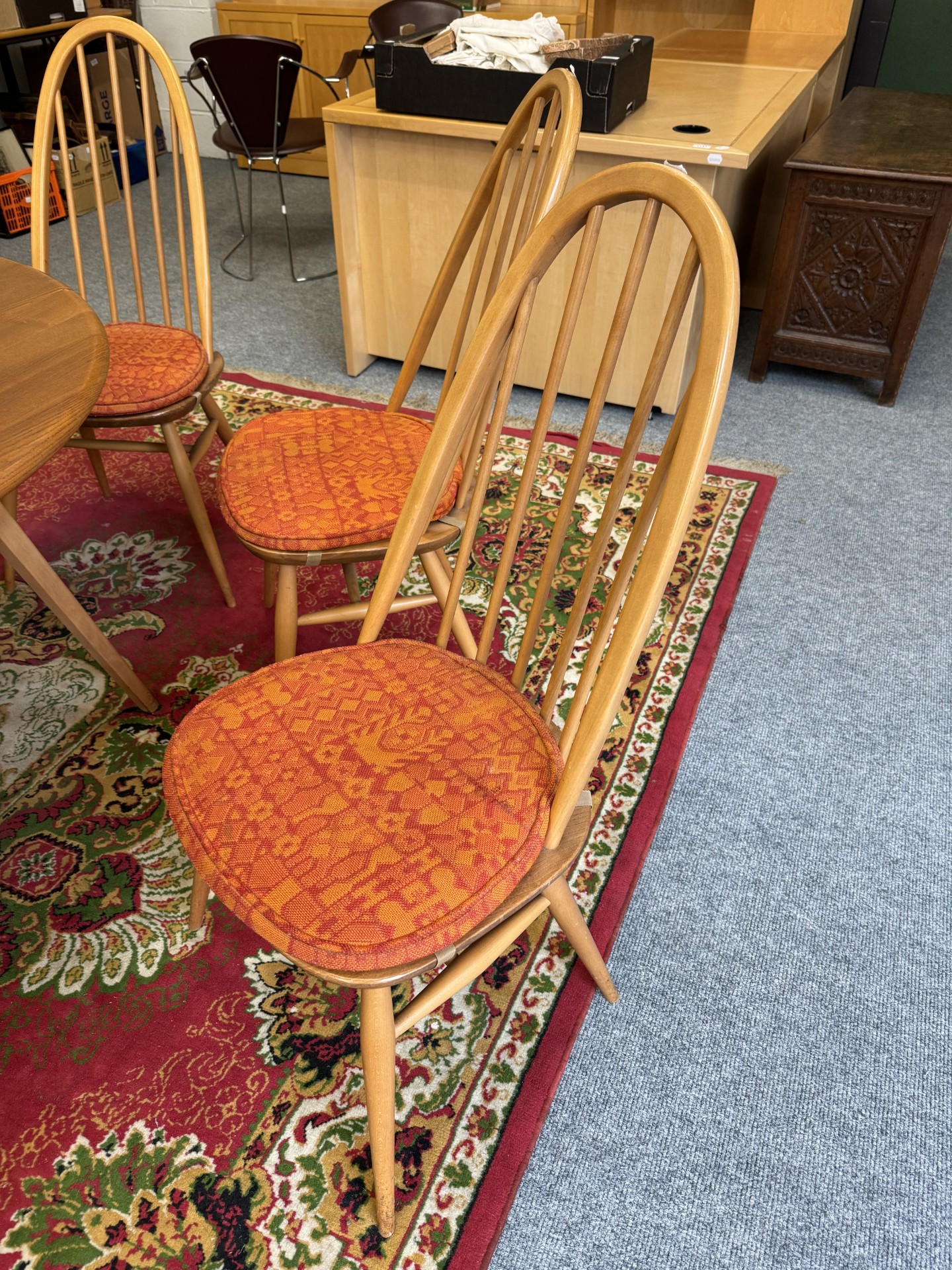 Ercol table and four chairs (4 Chairs)の画像