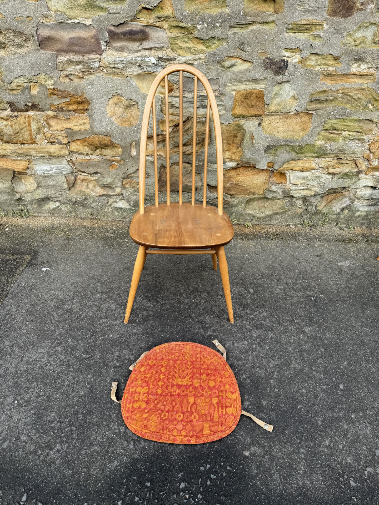 Ercol table and four chairs (4 Chairs)の画像