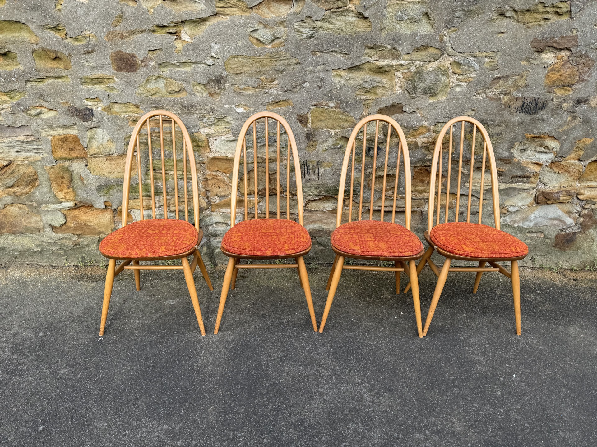 Ercol table and four chairs (4 Chairs)の画像