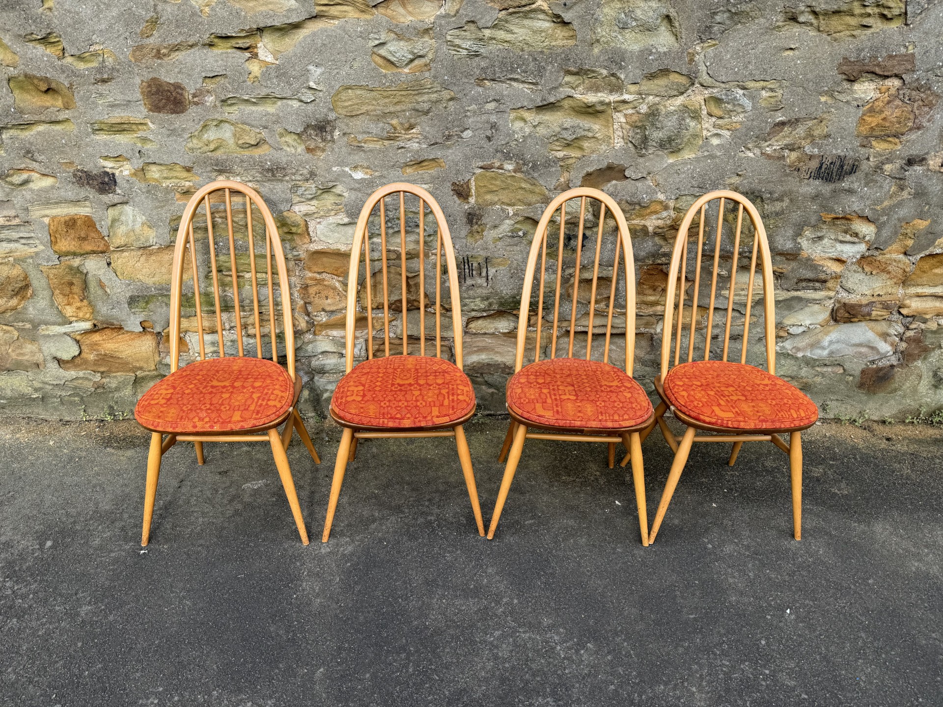 Ercol table and four chairs (4 Chairs)の画像