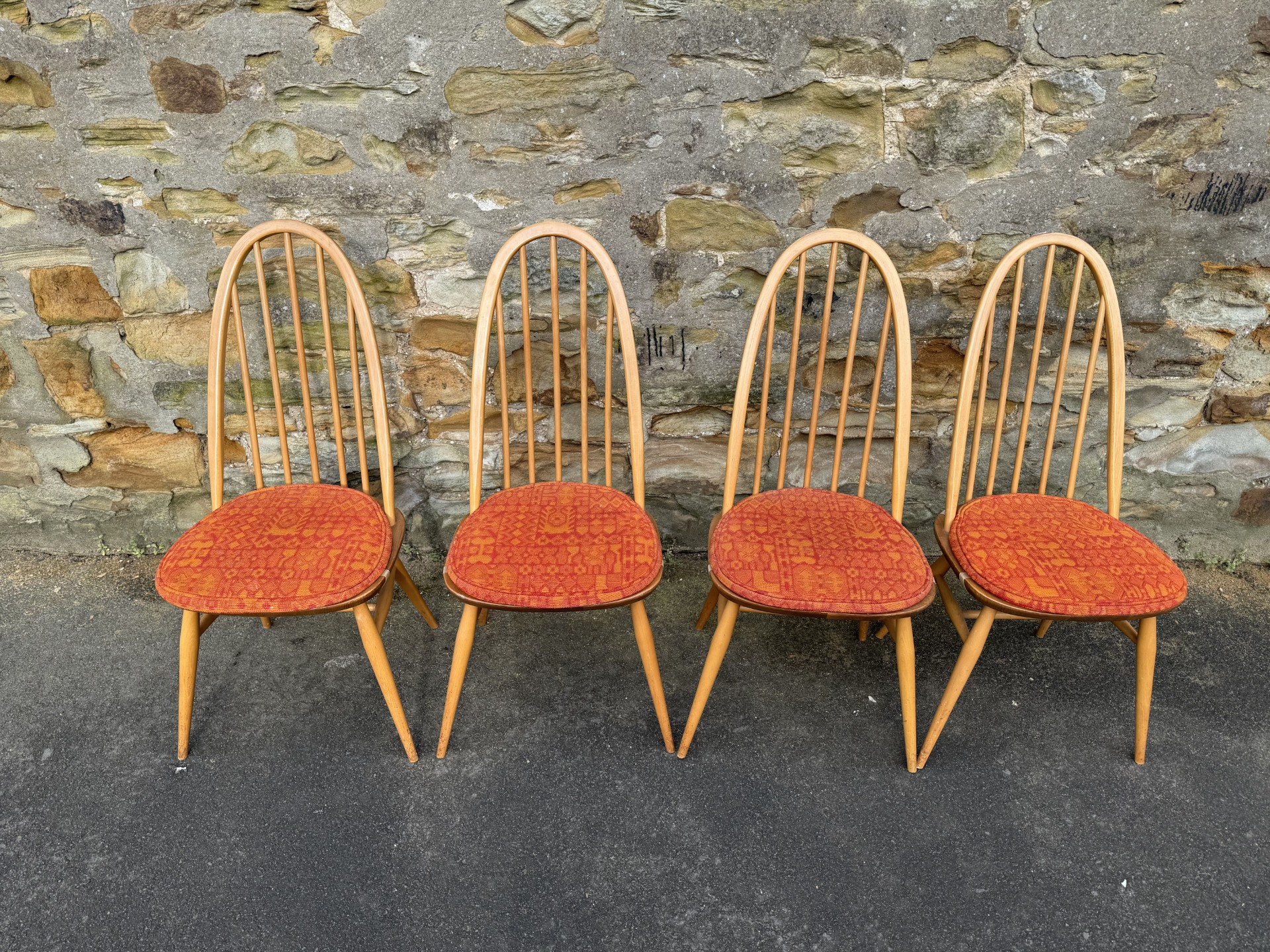 Ercol table and four chairs (4 Chairs)の画像