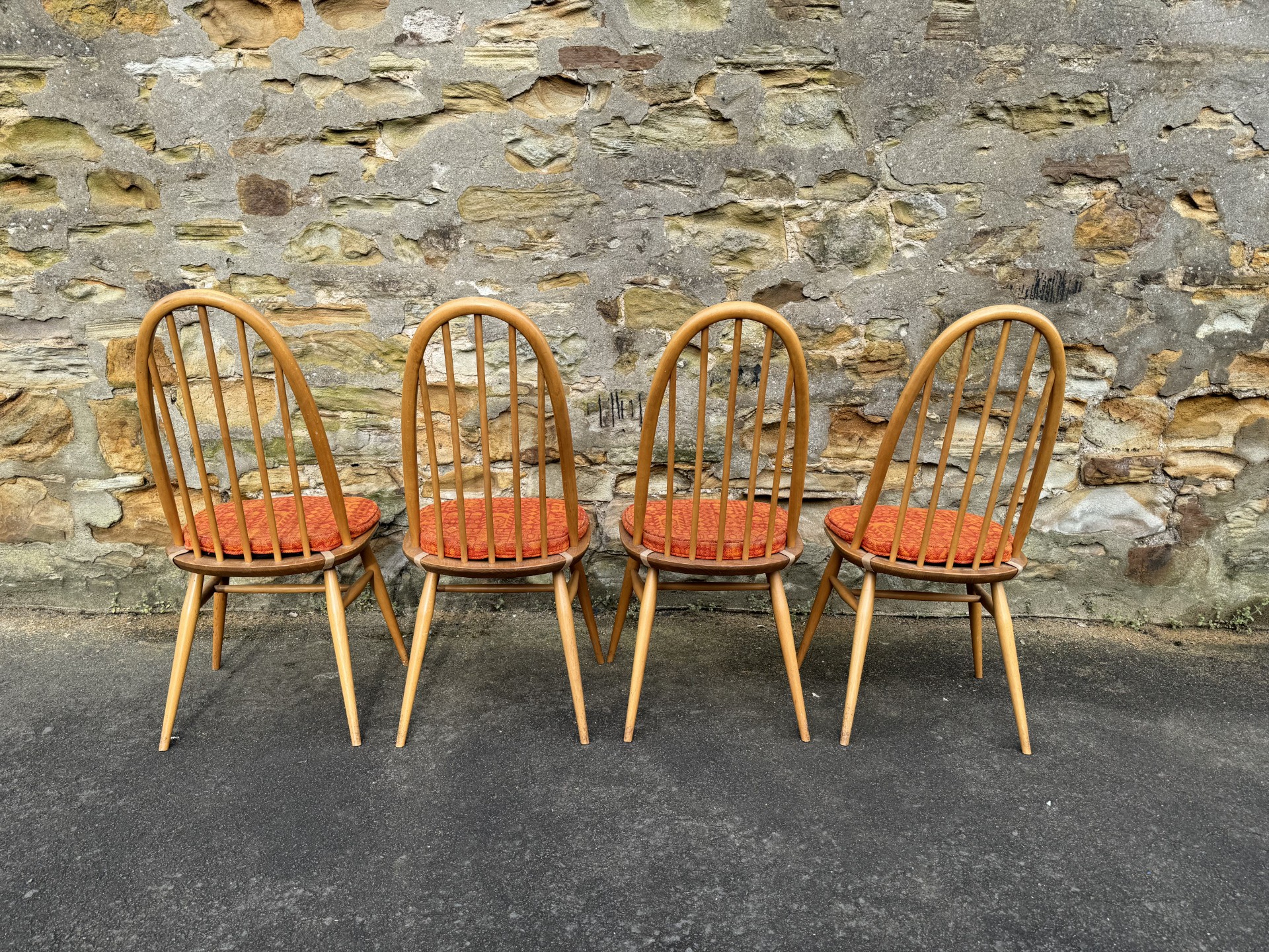 Ercol table and four chairs (4 Chairs)の画像