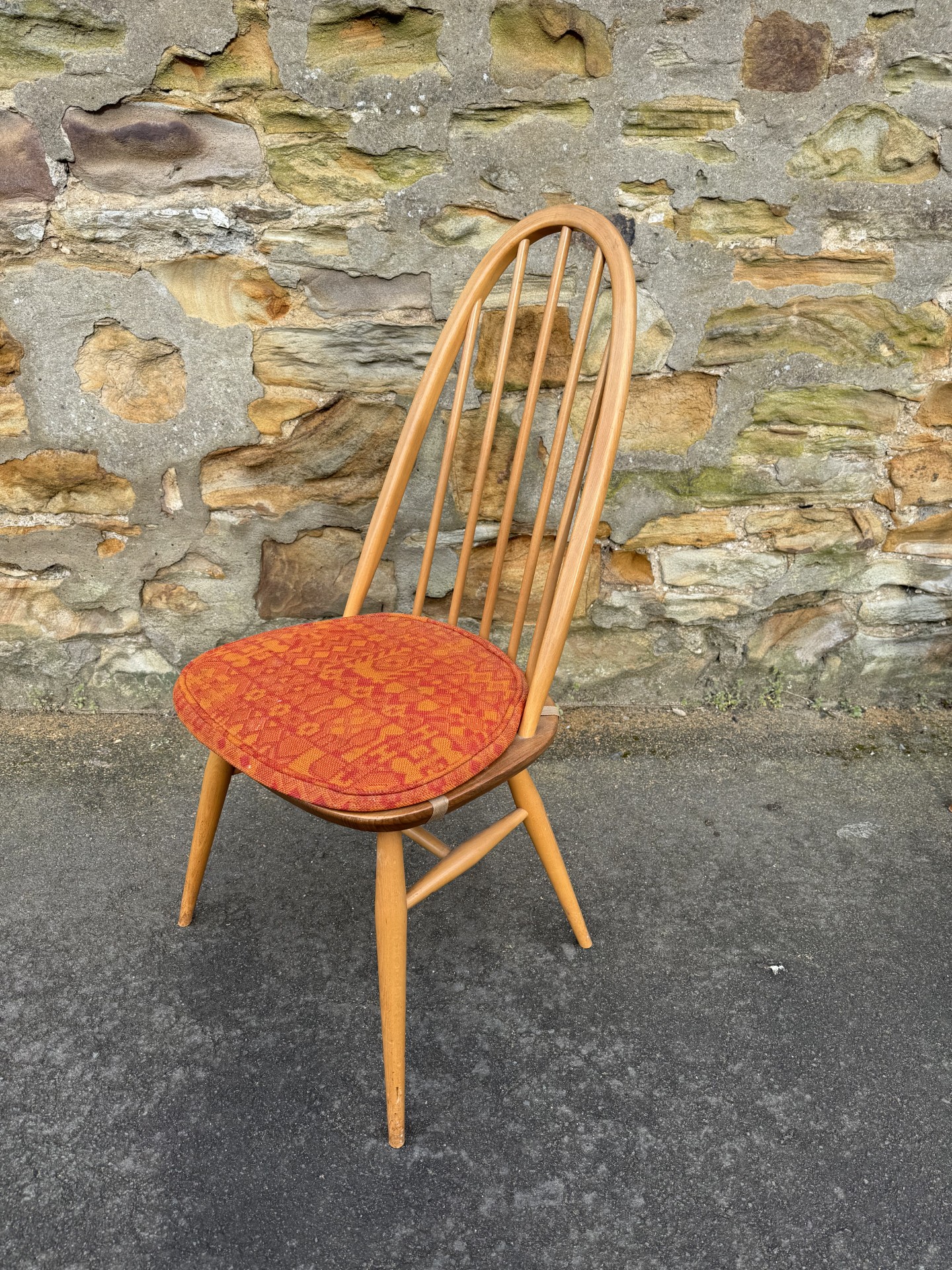 Ercol table and four chairs (4 Chairs)の画像