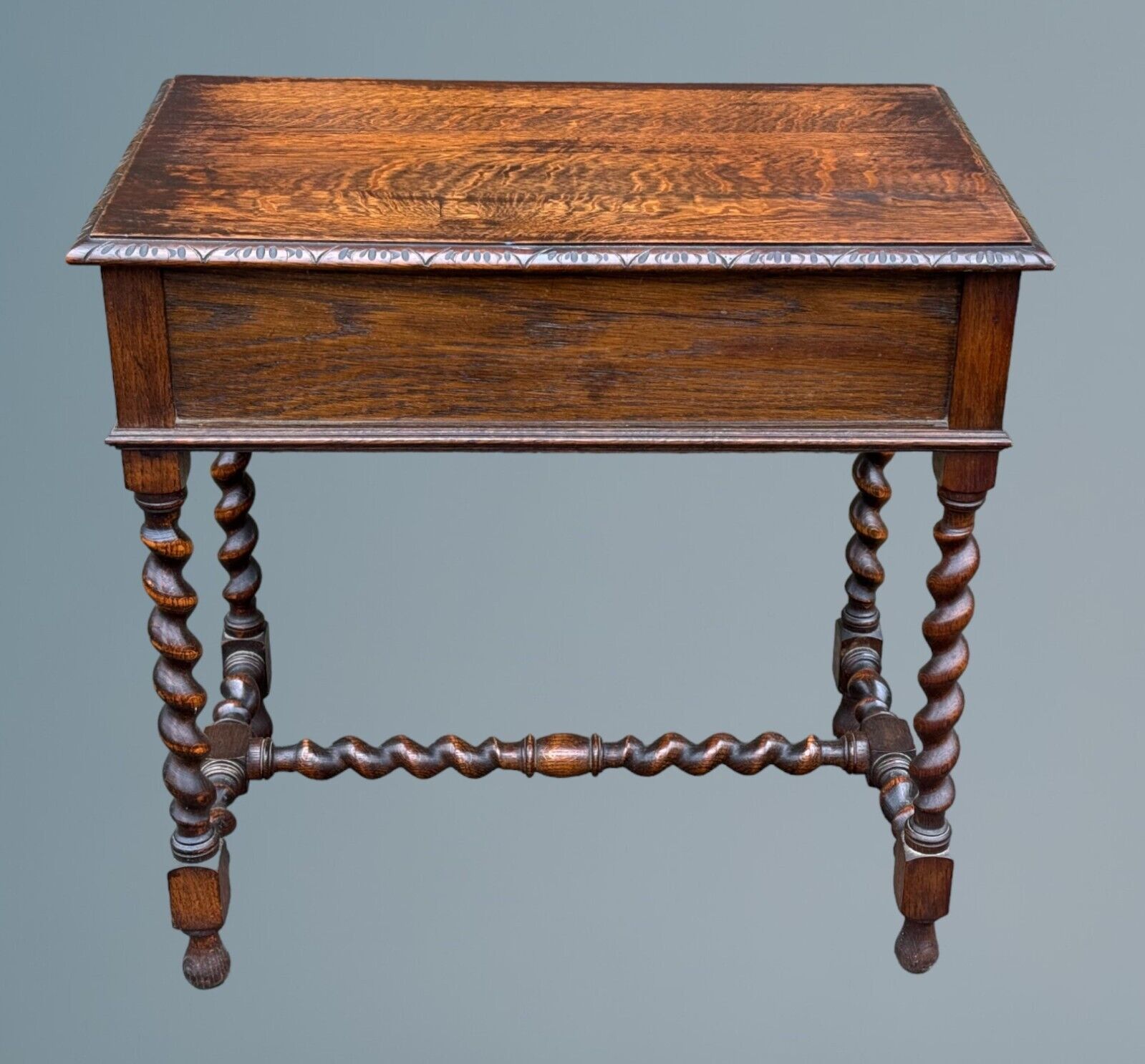 19th Century Victorian Carved Oak Barley Twist Green Man Tableの画像