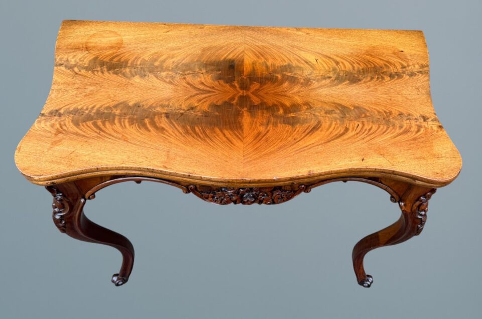 19th Century Victorian Figured Mahogany Turn Over Top Tea Tableの画像