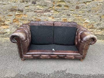 Halo Brown Chesterfield sofaの画像