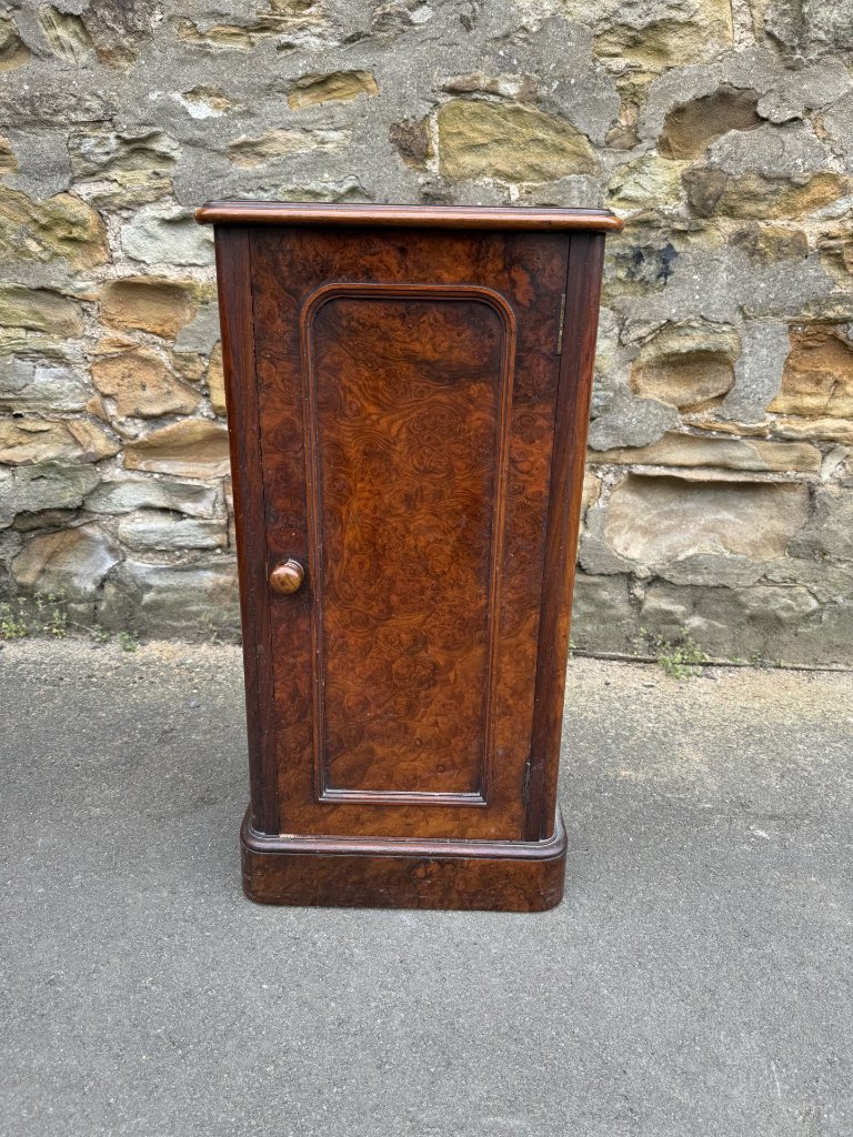 Walnut bedside cupboardの画像