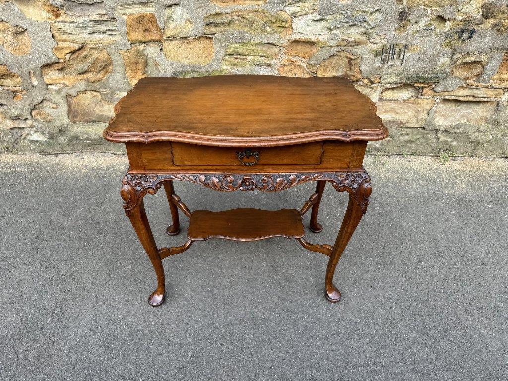 Carved walnut tableの画像