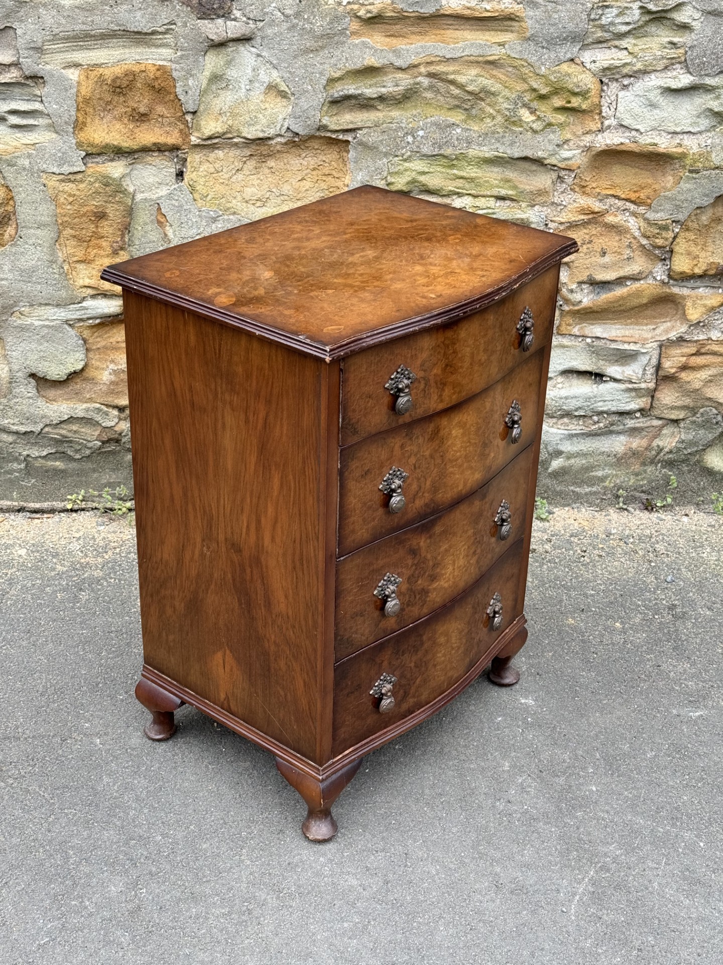Small walnut chest of drawersの画像