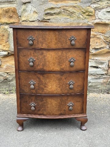 Small walnut chest of drawersの画像