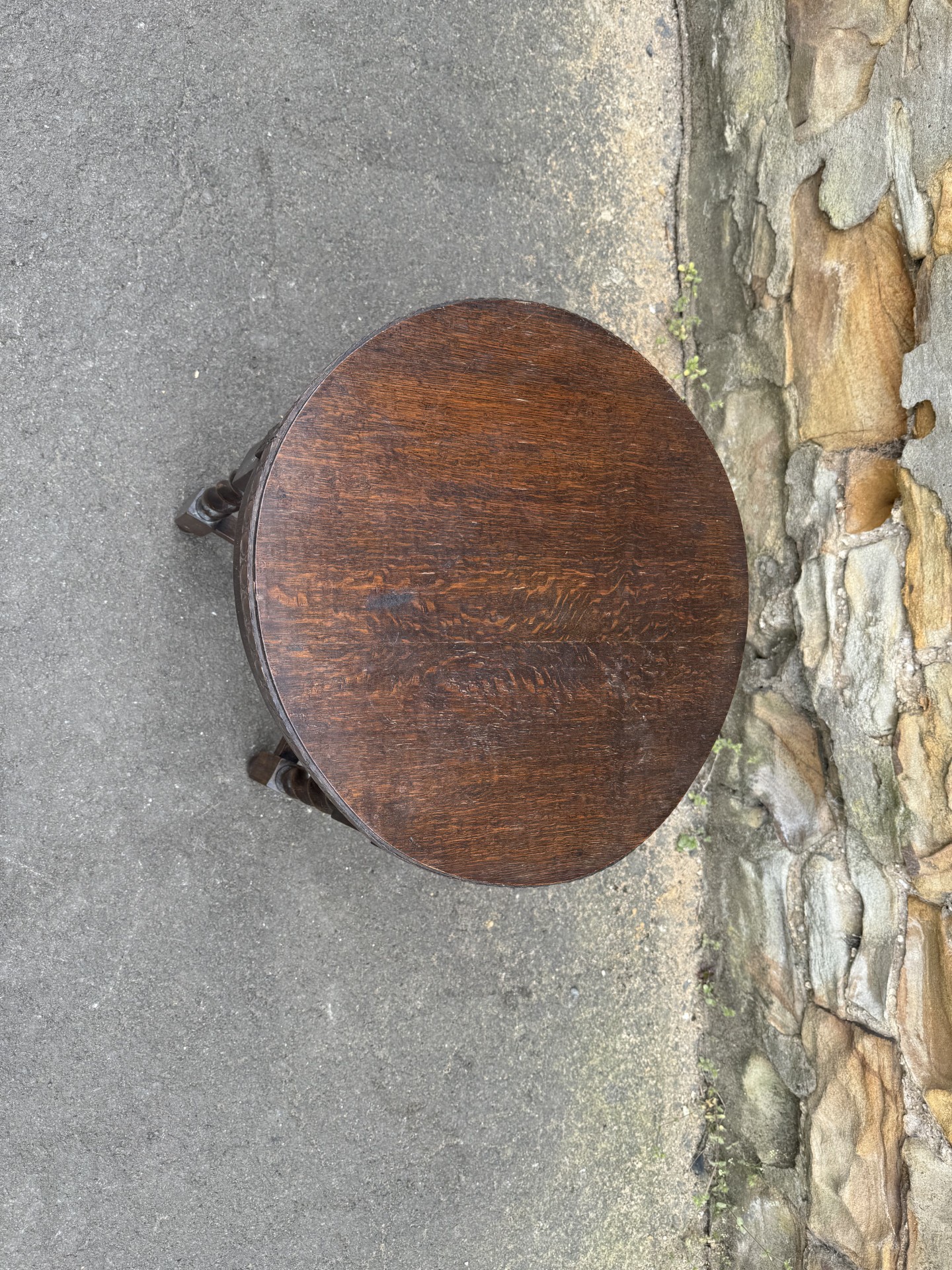 Small circular oak barley twist tableの画像