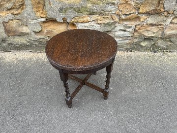 Small circular oak barley twist tableの画像