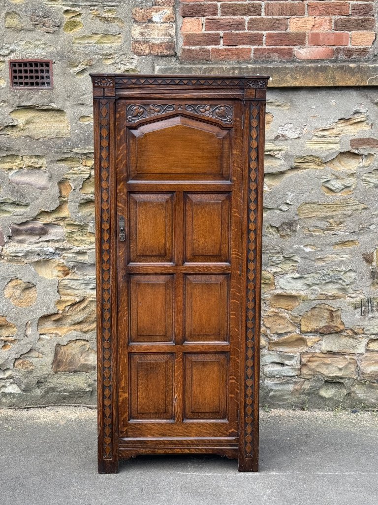 Good quality carved oak hall wardrobe の画像