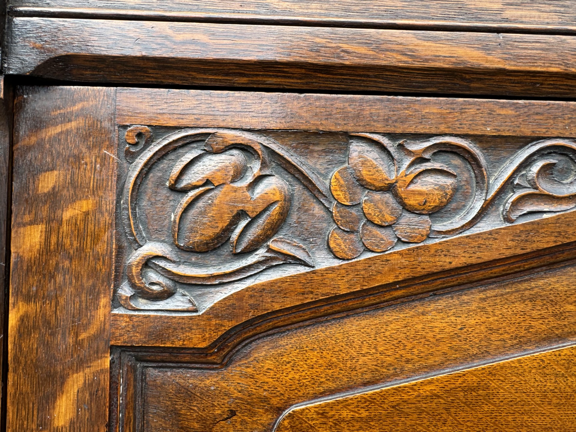 Good quality carved oak hall wardrobe の画像