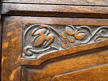 Good quality carved oak hall wardrobe の画像