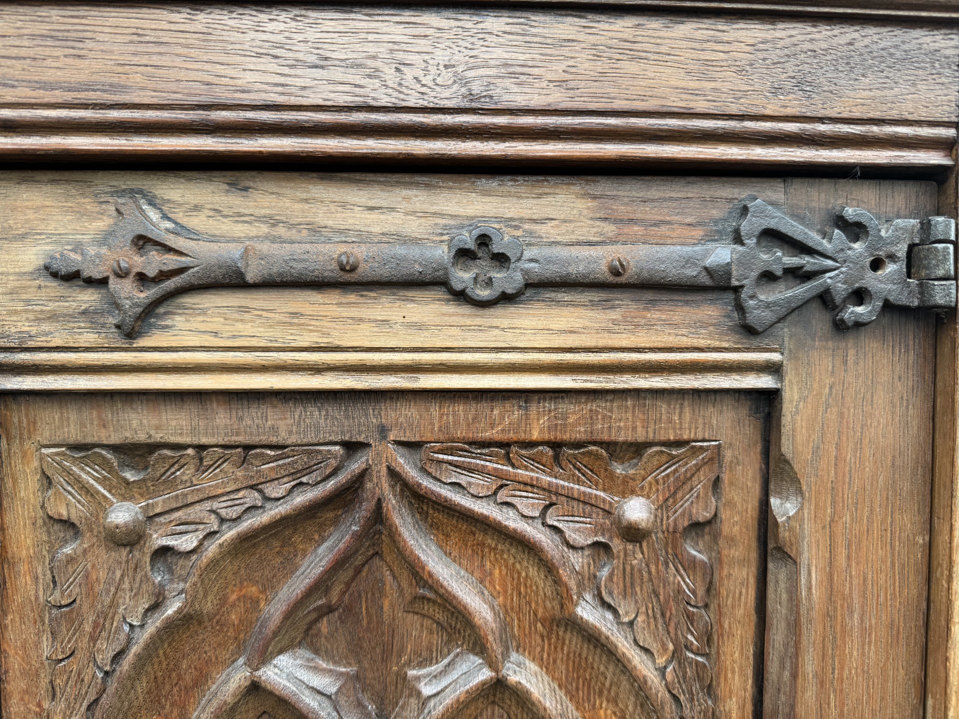 Good quality carved oak two door wardrobeの画像