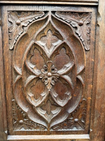 Good quality carved oak two door wardrobeの画像