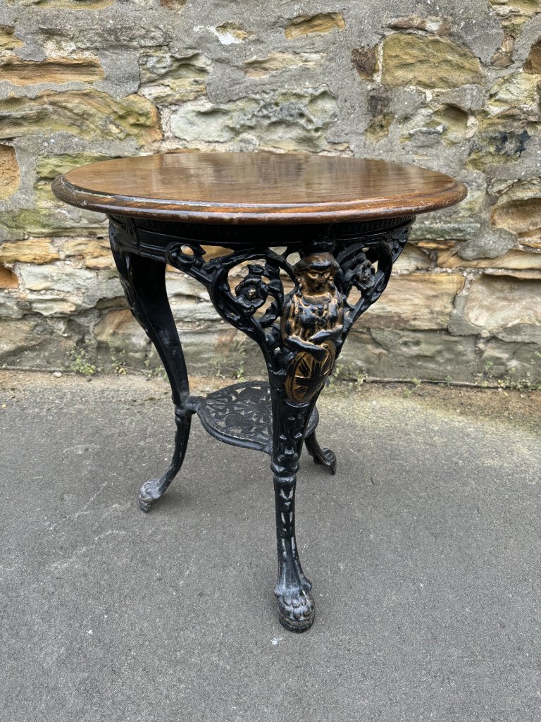 Original cast iron bar tableの画像