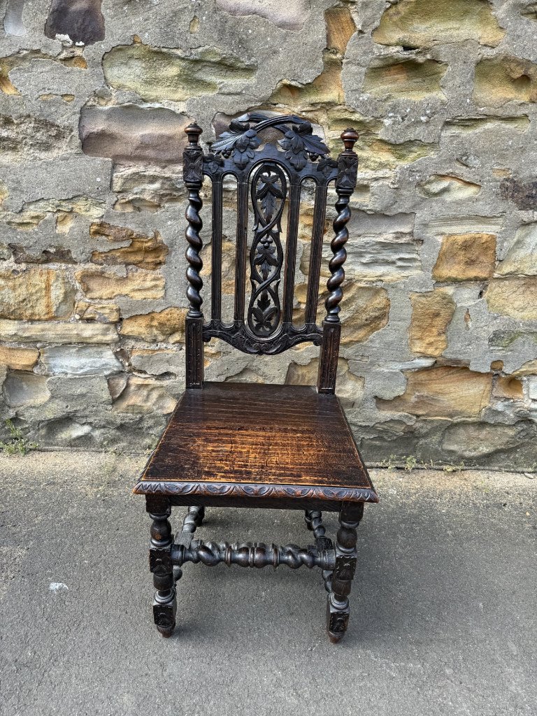 Carved chairの画像