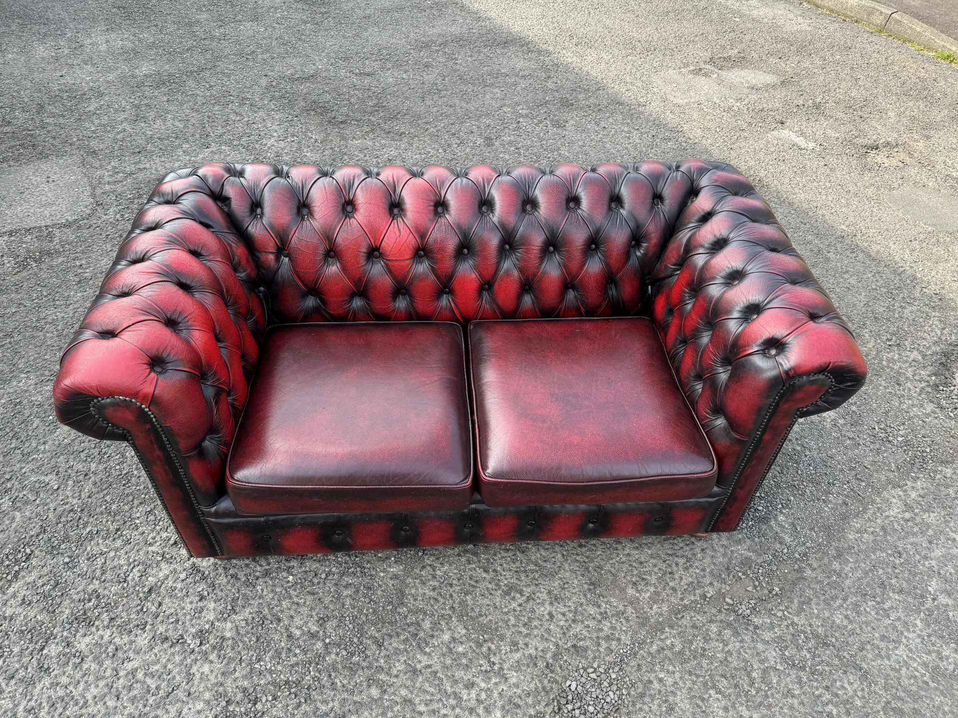 Oxblood sofaの画像