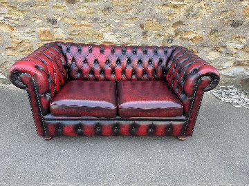 Oxblood sofaの画像