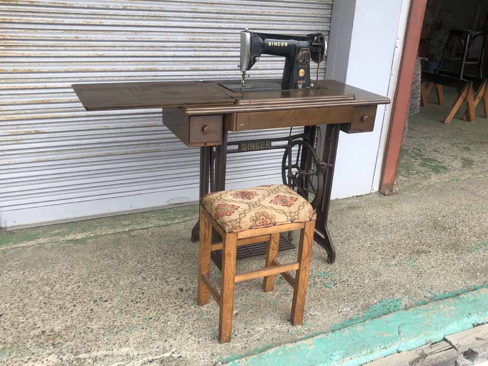 Japanese SINGER　Sewing Machine & Stoolの画像