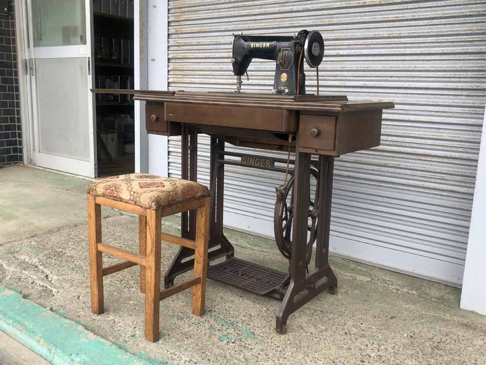 Japanese SINGER　Sewing Machine & Stoolの画像