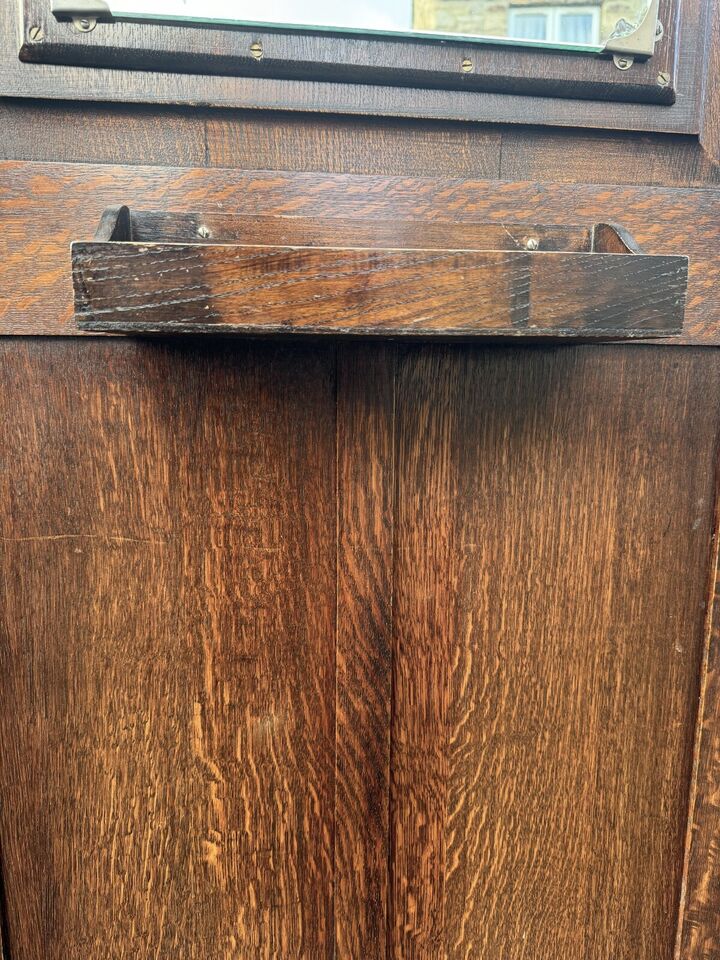 Carved oak hall wardrobeの画像