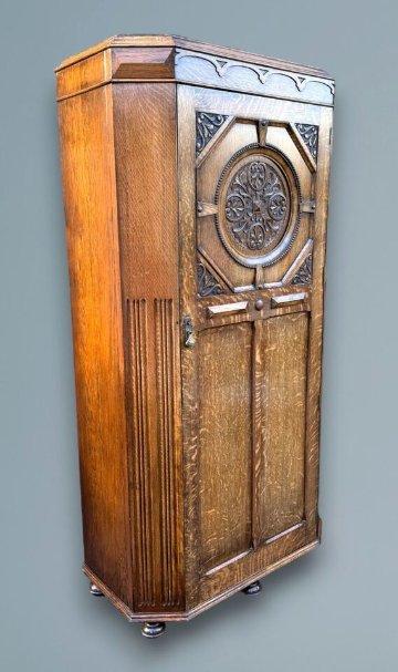 Carved oak hall wardrobeの画像